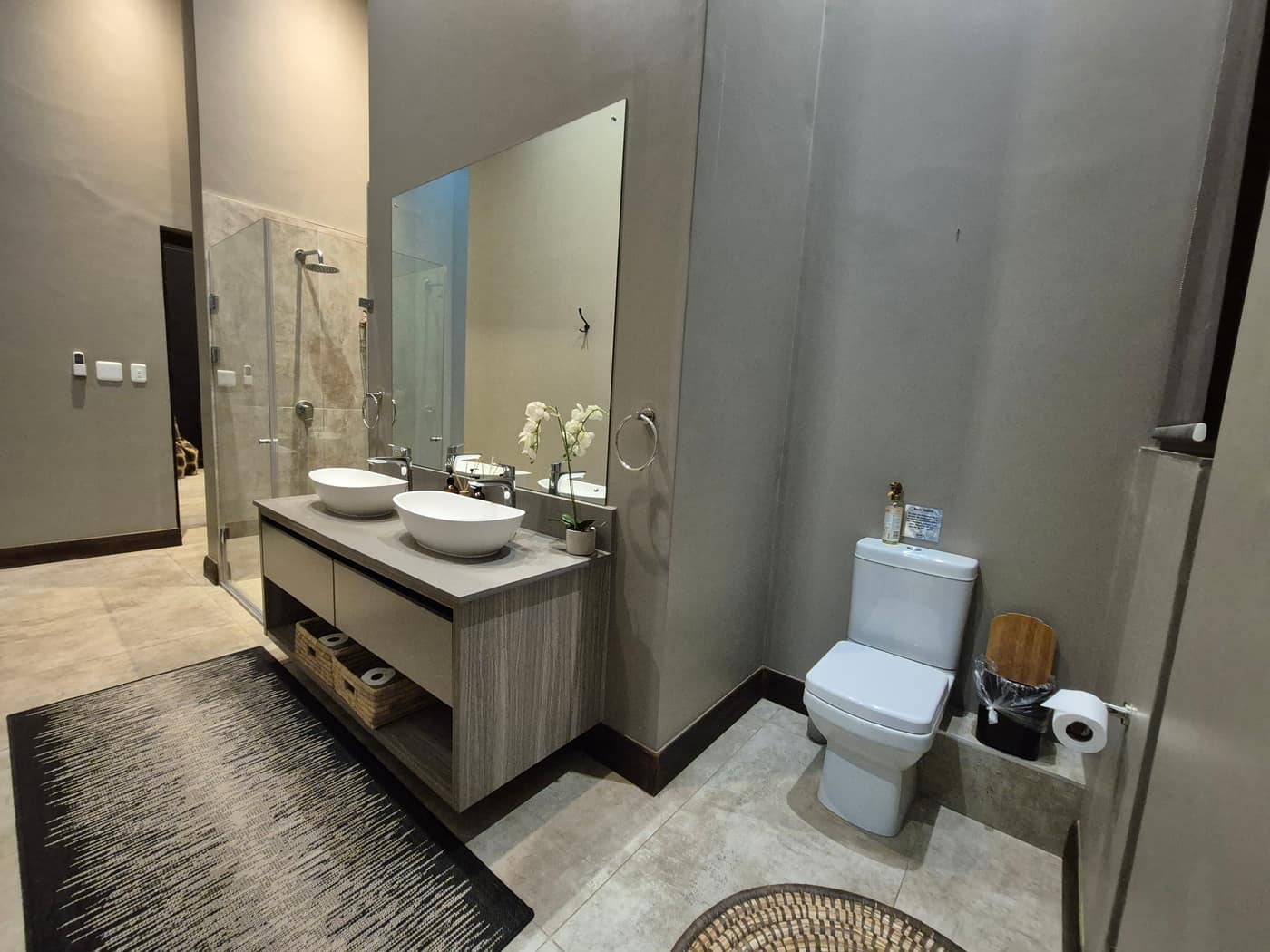 Baobab House Room 3 - furnishings and decor